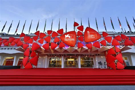 Il Festival del Cinema di Venezia 2016: Un trionfo di stile e una celebrazione dell'anima italiana